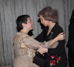 Su Majestad la Reina es saludada por la actriz principal y Premio Nacional de Teatro 2012, Blanca Portillo